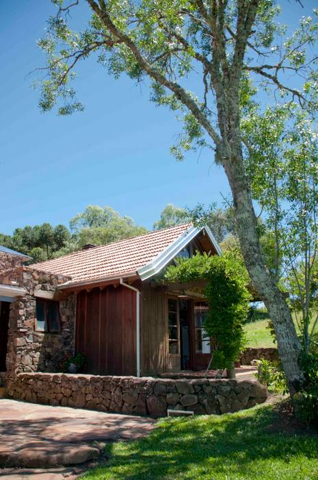 Fazenda Muitos Capões - Ampliação, CABRAL Arquitetos CABRAL Arquitetos Casas rústicas Madeira maciça Multi colorido