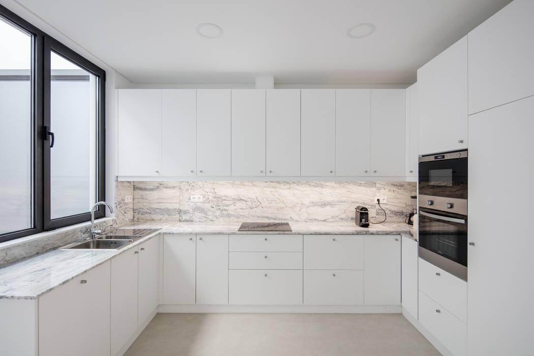 Cozinhas minimalistas por Plano Humano Arquitectos Minimalista Pedra