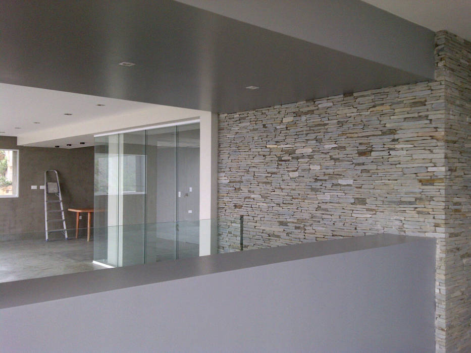 Vista desde el comedor MARATEA estudio Salas de entretenimiento de estilo minimalista Concreto pared de piedra