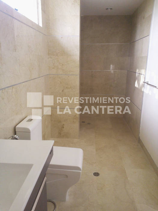 Pisos de Mármol Crema Marfil, Revestimientos La Cantera c.a. Revestimientos La Cantera c.a. Modern bathroom Marble