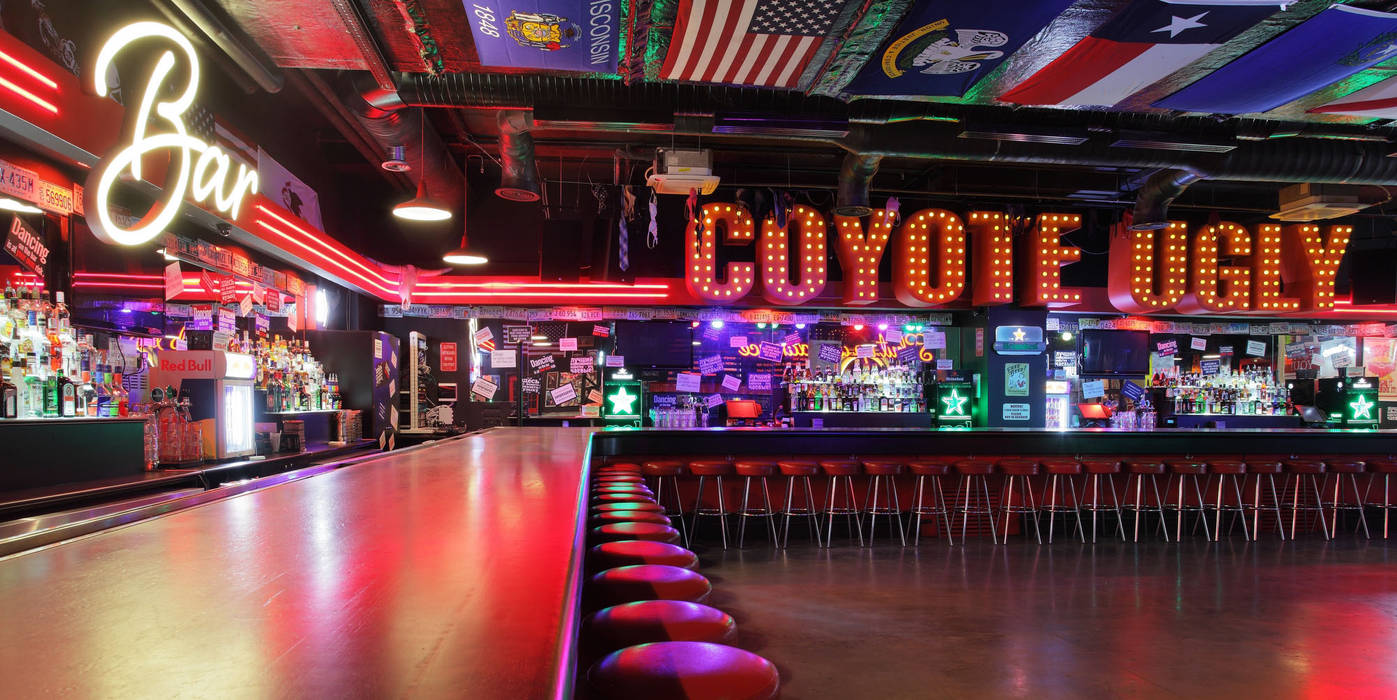 Бар «COYOTE UGLY ЕКАТЕРИНБУРГ», ART Studio Design & Construction ART Studio Design & Construction コロニアルデザインの ワインセラー