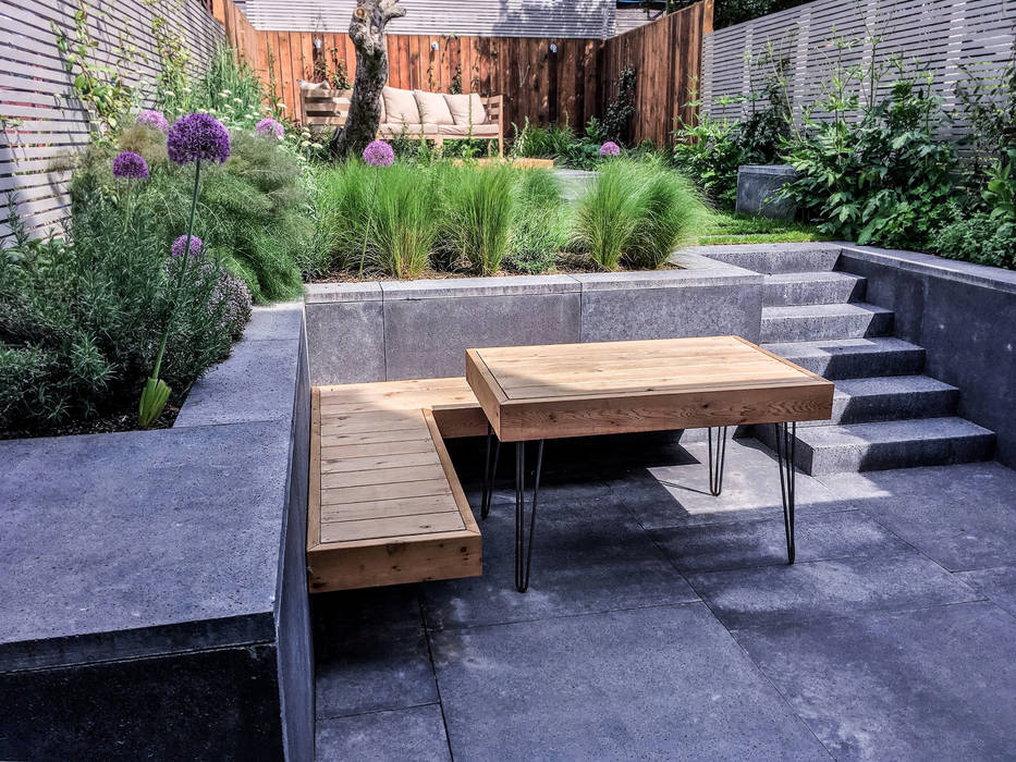 Bespoke Western Red Cedar hairpin leg table and built in floating bench Tom Massey Landscape & Garden Design Jardines de estilo moderno