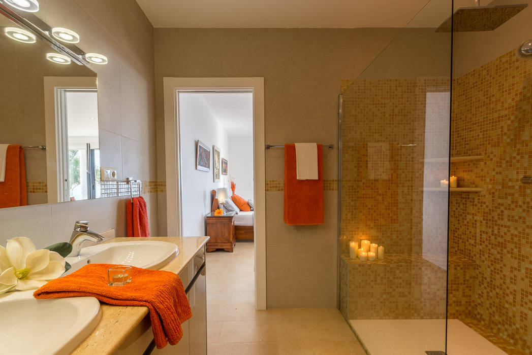 Home Staging en villa de alquiler vacacional, Home & Haus | Home Staging & Fotografía Home & Haus | Home Staging & Fotografía Mediterranean style bathroom