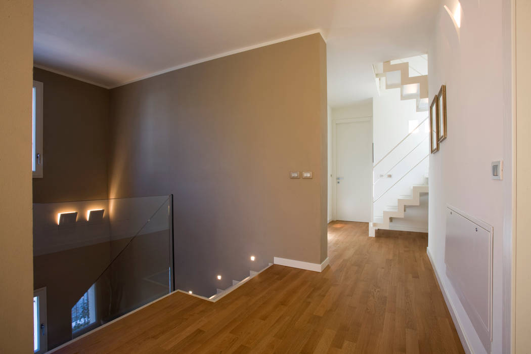 Uno spazio semplice e sofisticato, Daniela Nori Daniela Nori Modern Corridor, Hallway and Staircase