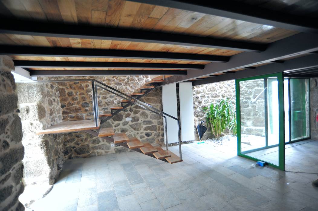 Rehabilitación de vivienda en Chantada (Lugo), Anxo Sánchez, arquitecto Anxo Sánchez, arquitecto Вітальня Шифер