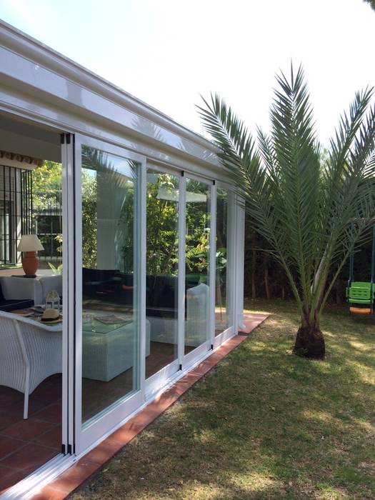 Cerramiento de patio exterior con cortinas de cristal