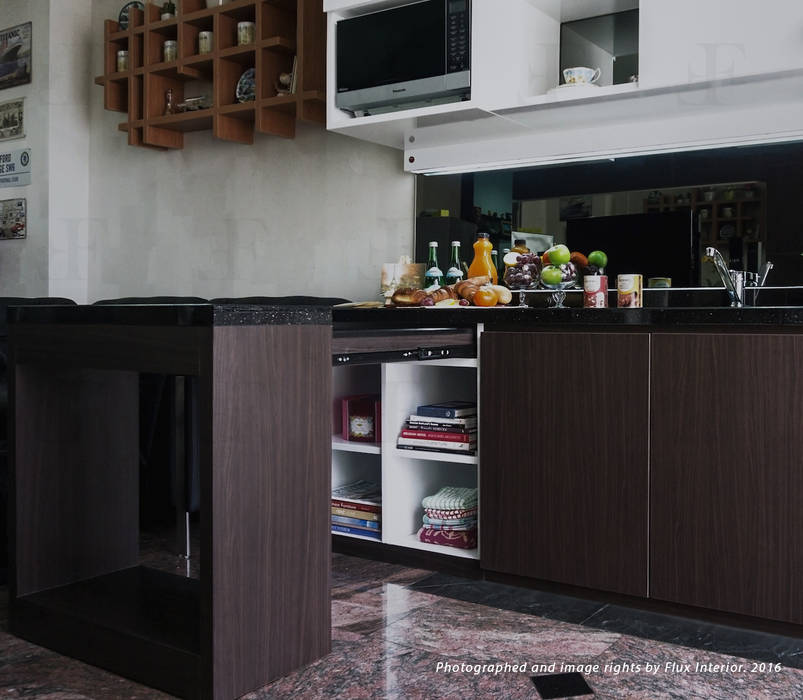 Multifunctional Modern Kitchen for Royal Mediterania Garden Residences Apartment, Flux Interior Flux Interior Dapur Modern Kayu Lapis Cabinets & shelves