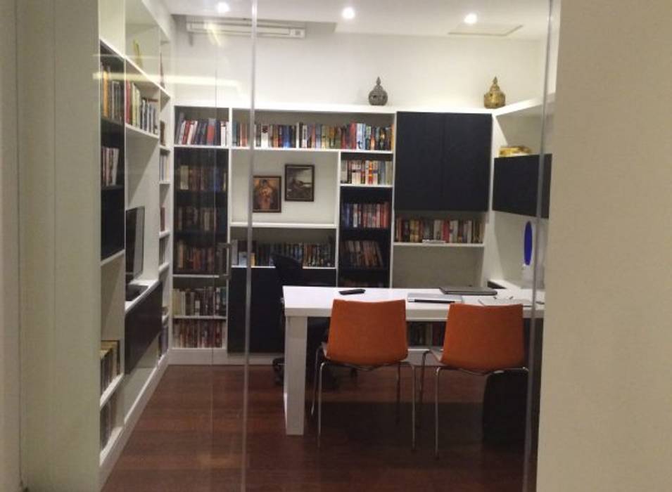 Despacho con gran librería en Vila SS Whitefield | Bangalore | India Studioapart Interior & Product design Barcelona Estudios y despachos de estilo moderno residencial