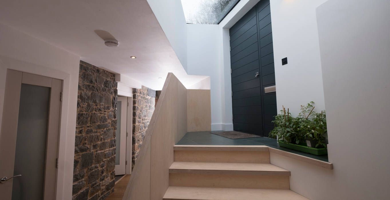 Our bespoke Plywood entrance staircase with rooflight over Woodside Parker Kirk Architects Escadas Contraplacado Escadas