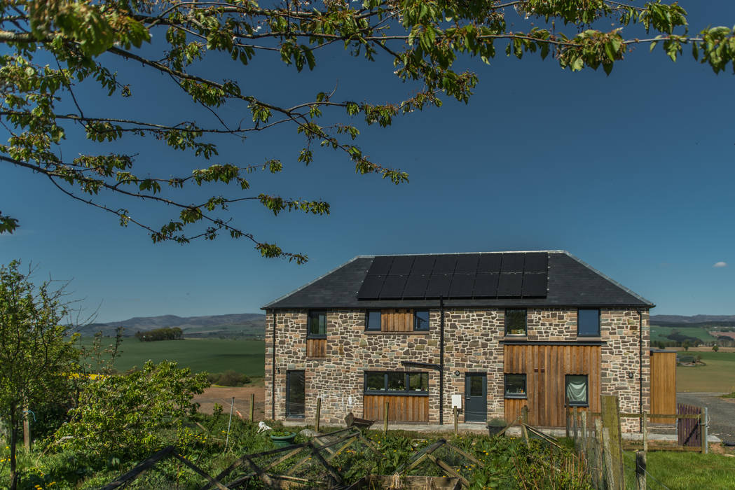 Drumpark Plot 1, Woodside Parker Kirk Architects Woodside Parker Kirk Architects Casas de estilo rústico solar cells,Farm,Steading,Timber cladding,development,stone house,Rural,Landscape,View