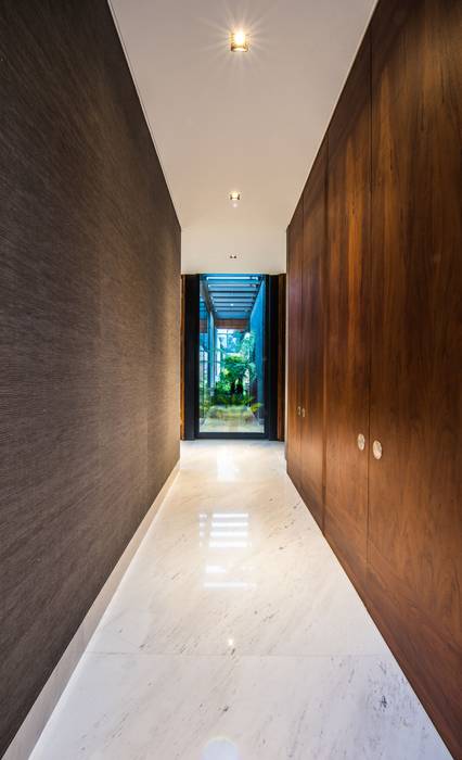 Pasillo secundario ARQUITECTUM Pasillos, vestíbulos y escaleras modernos closet,madera,tapiz
