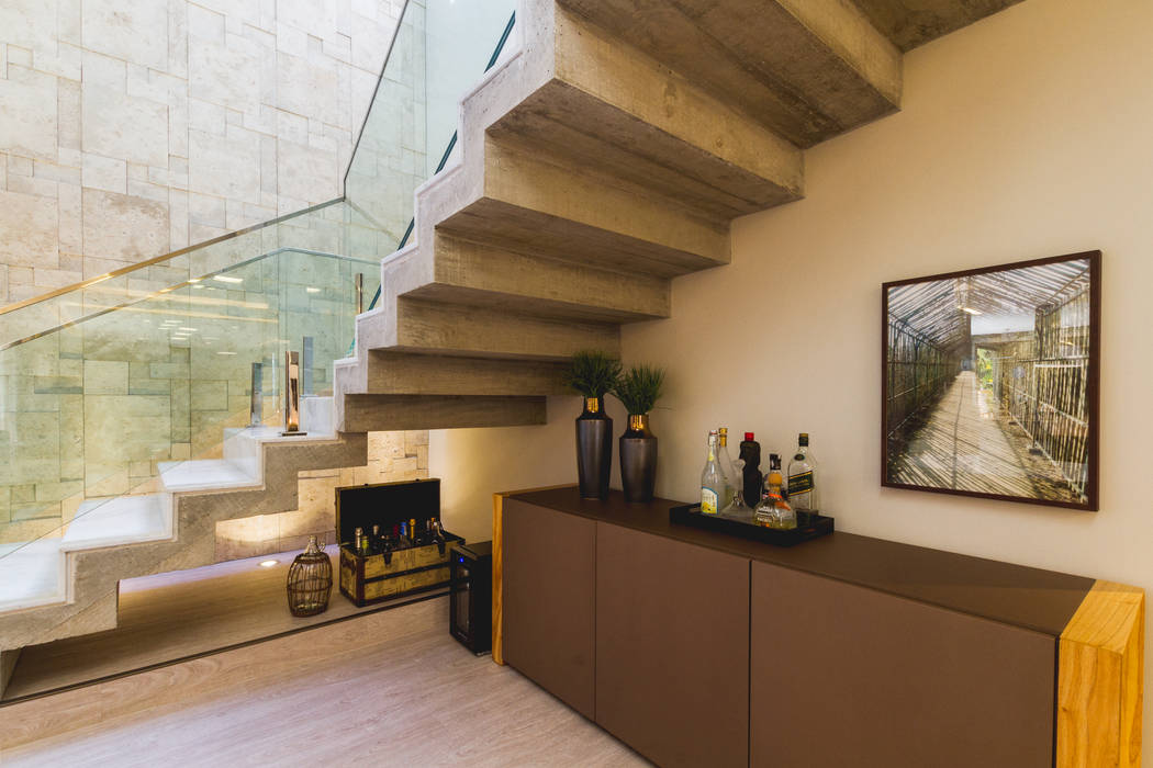 homify Pasillos, vestíbulos y escaleras modernos Concreto