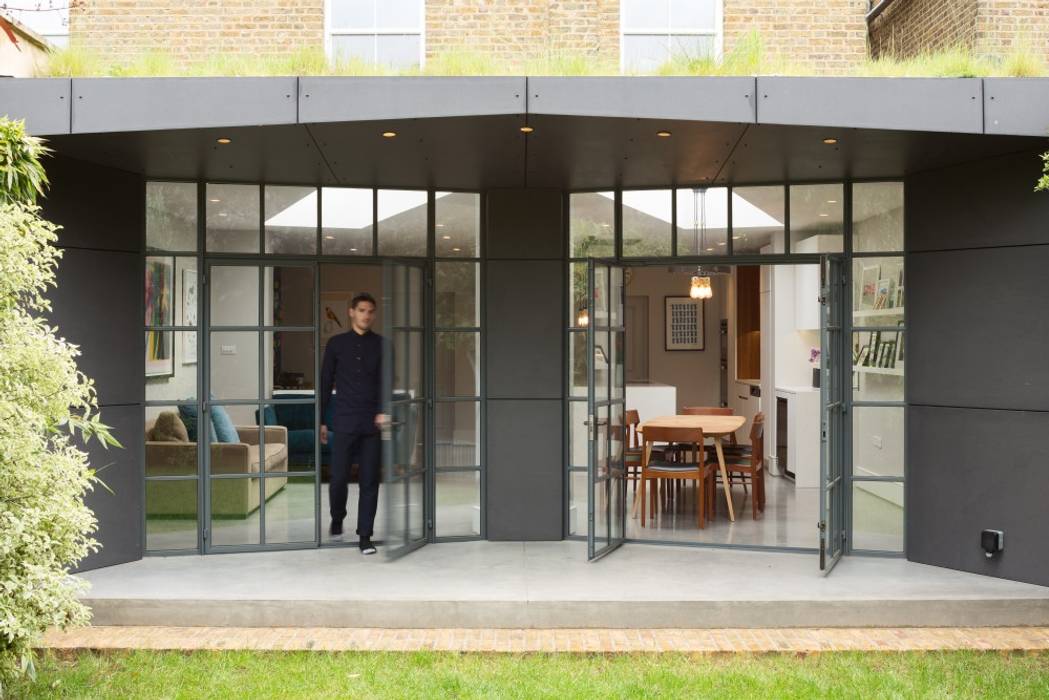 Patio Fraher and Findlay 庭院 crittall doors,glass doors,glass walls,patio,living roof,grasses,eco roof,polished concrete,open living,dining room,lving room,garden