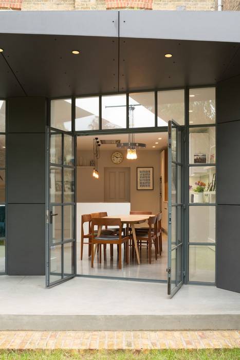 Patio Fraher and Findlay Jardins modernos crittall doors,patio,dining room,open living,pendant lighting,glass walls,polished concrete,kitchen,grey,living room,minimalist