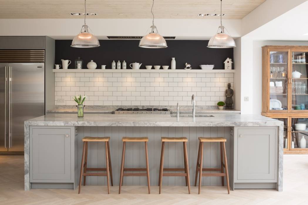 Kitchen Fraher and Findlay Moderne keukens kitchen,breakfast bar,island,light,parquet,pendant lighting,white kitchen,open living,wooden stools,marble worktop,white tiles,block colours