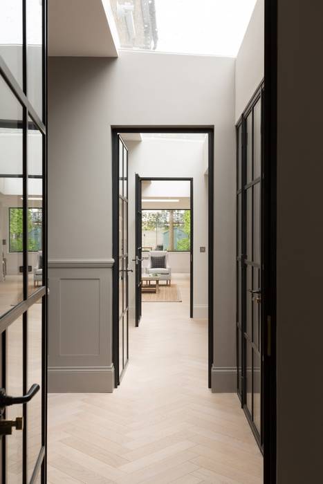 Hallway Fraher and Findlay Corredores, halls e escadas clássicos wood panelling,parquet,pastel,natural light,crittall doors,grey,light,hallway,corridor,garden,glass doors,glass walls