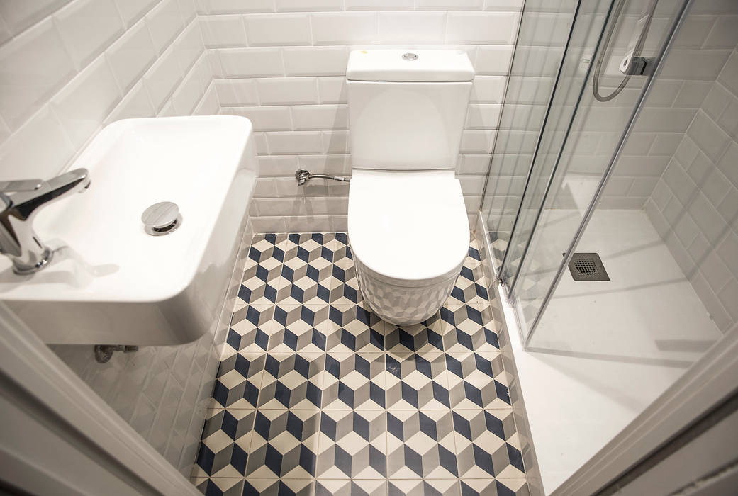 Aseo con ducha Grupo Inventia Baños de estilo moderno Azulejos aseo,reofrma baño,azulejos blancos,suelo hidráulico