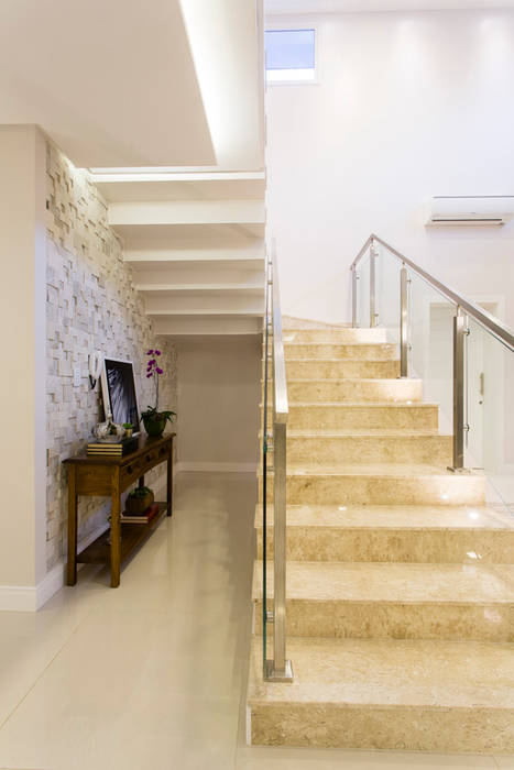 Residência Reserva da Serra, Join Arquitetura e Interiores Join Arquitetura e Interiores Modern corridor, hallway & stairs