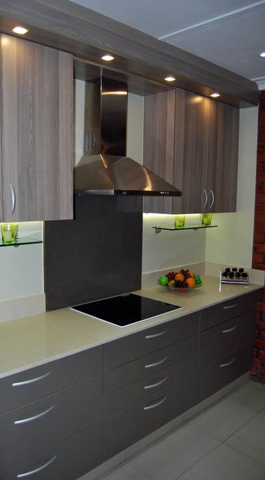 Showroom Revamp, Capital Kitchens cc Capital Kitchens cc Cocinas de estilo moderno Madera Acabado en madera