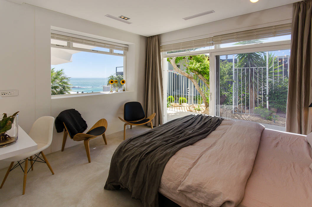 Camps Bay House 1, GSQUARED architects GSQUARED architects Minimalist bedroom Engineered Wood Transparent