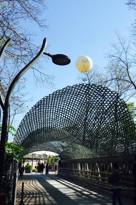 Couverture d'une passerelle piétonne en bambou - Terra Botanica, Déambulons Déambulons Espacios comerciales Bambú Verde Museos