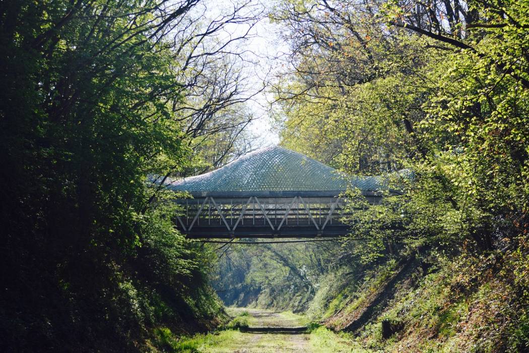 Couverture d'une passerelle piétonne en bambou - Terra Botanica, Déambulons Déambulons Powierzchnie handlowe Bambus Zielony Muzea