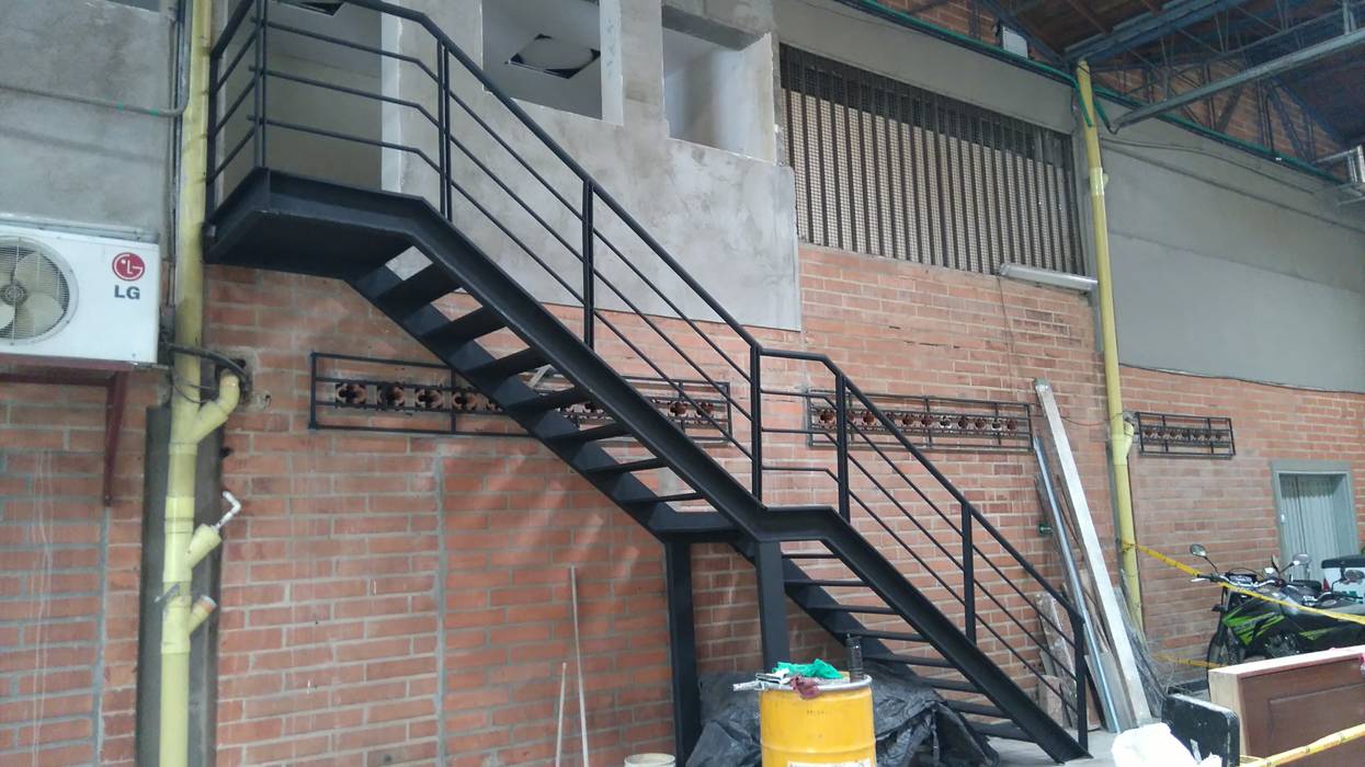 Escalera metalica, Construcciones y Diseños en Arquitectura Aron SAS Construcciones y Diseños en Arquitectura Aron SAS Espacios comerciales Metal Oficinas y Tiendas