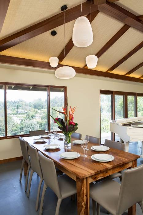 Sapele House, LeMaster Architects LeMaster Architects Tropical style dining room