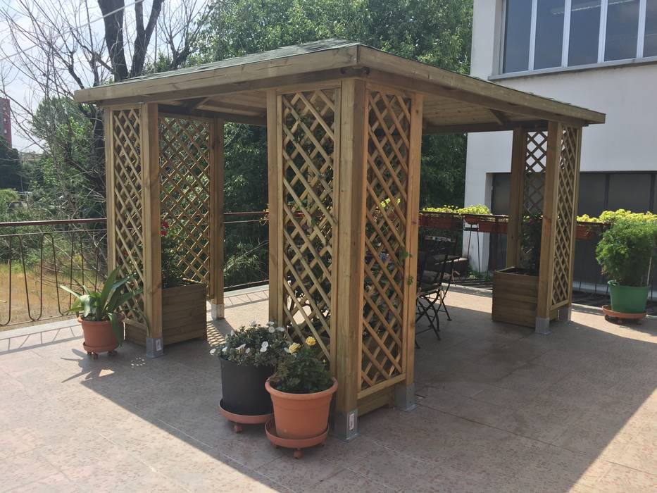 Gazebo in legno su terrazzo con grigliati: giardino in stile in ... Grigliato legno terrazzo