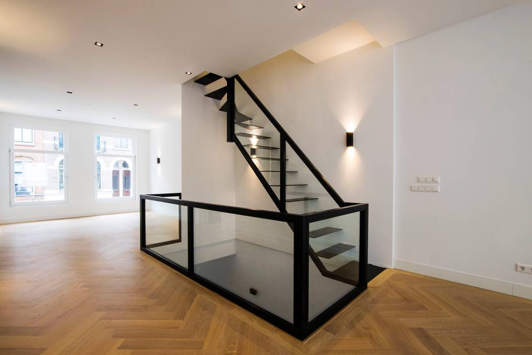 Zwevende trap glas homify Moderne gangen, hallen & trappenhuizen