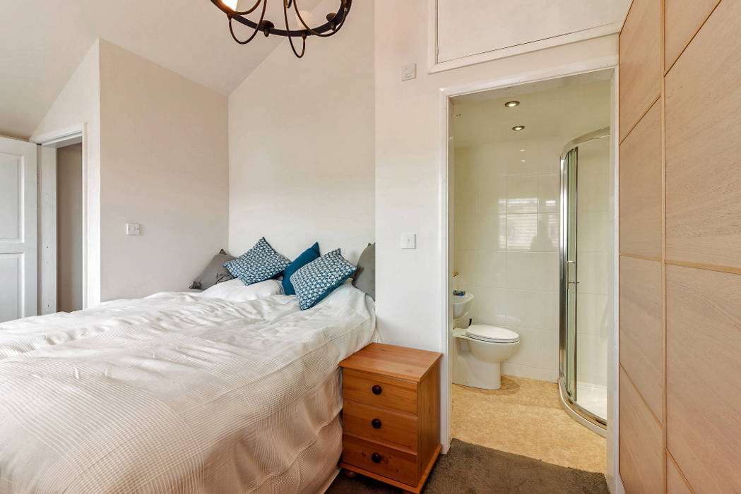 Master Bedroom & Ensuite dwell design Phòng ngủ phong cách hiện đại