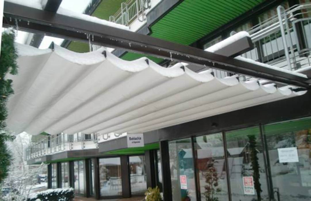 Baldachine / Wetterschutz, Mester Fenster-Rollladen-Markisen Mester Fenster-Rollladen-Markisen Classic style balcony, veranda & terrace