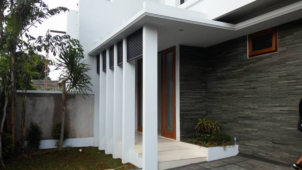 Rumah Bergaya Bali Modern di Cinere, Studio JAJ Studio JAJ Balkon, Beranda & Teras Tropis