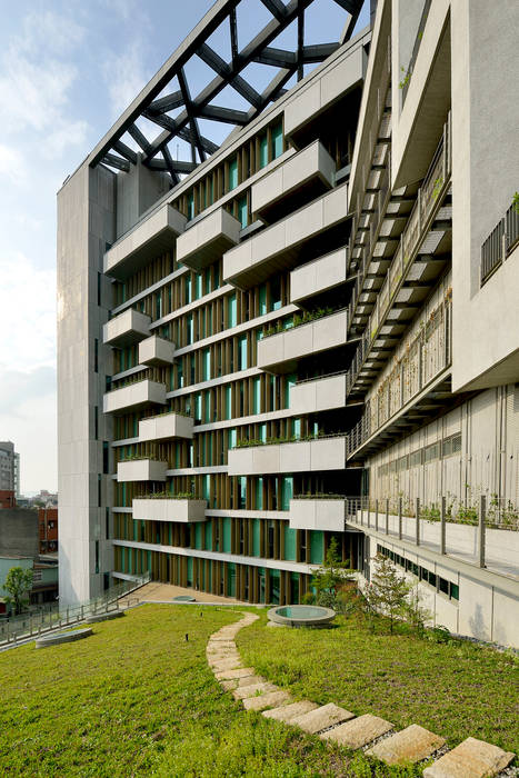 斜屋頂覆土綠化。 綠野國際建築師事務所 Industrial style garden