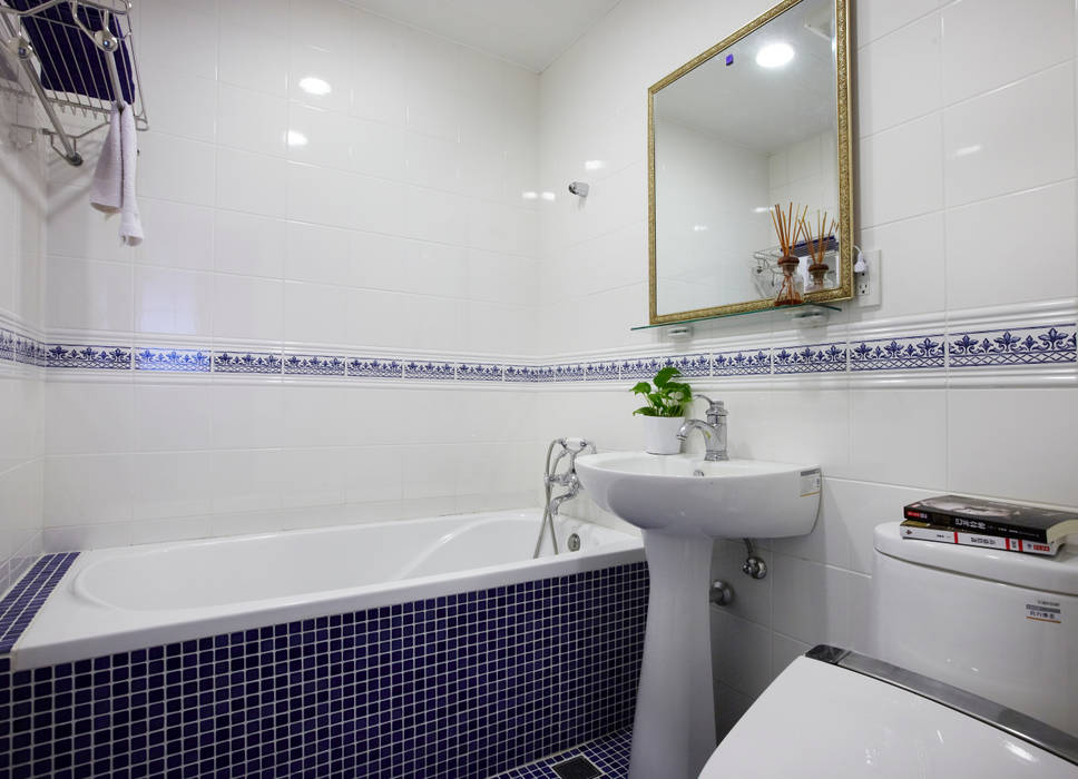 跳脫了溫暖的色調來用個冷靜的藍色來舒緩一下今日的繁忙吧 弘悅國際室內裝修有限公司 Mediterranean style bathroom Tiles