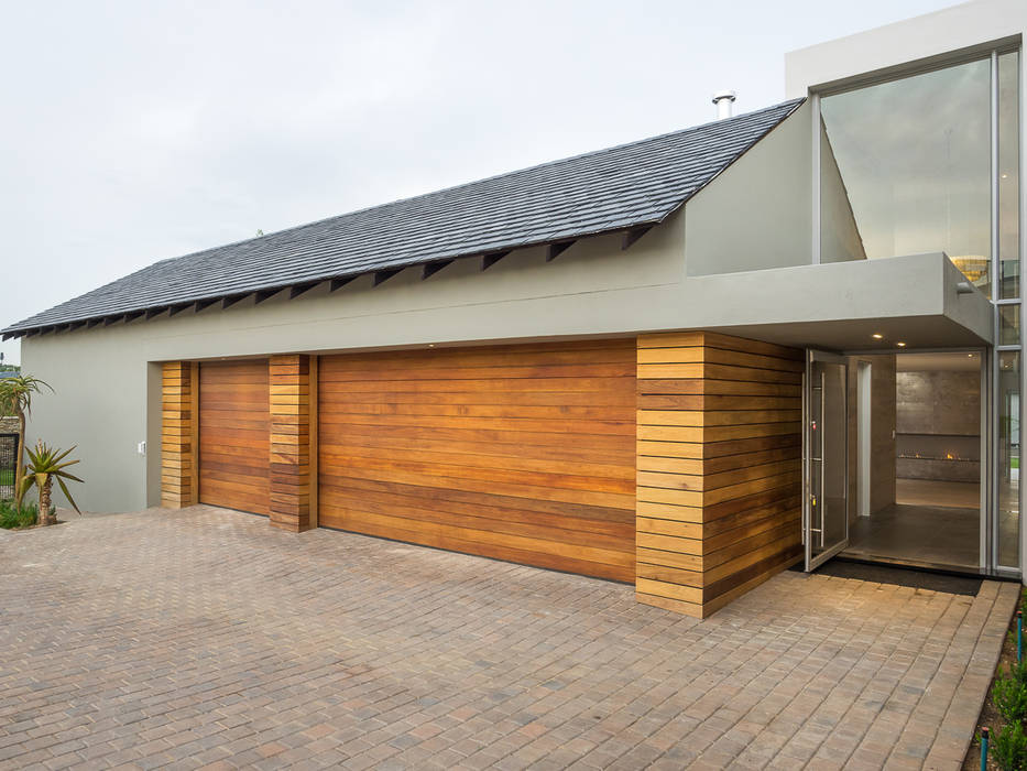 600 square meter home in Waterfall Country Estate, Luc Zeghers Architects Luc Zeghers Architects