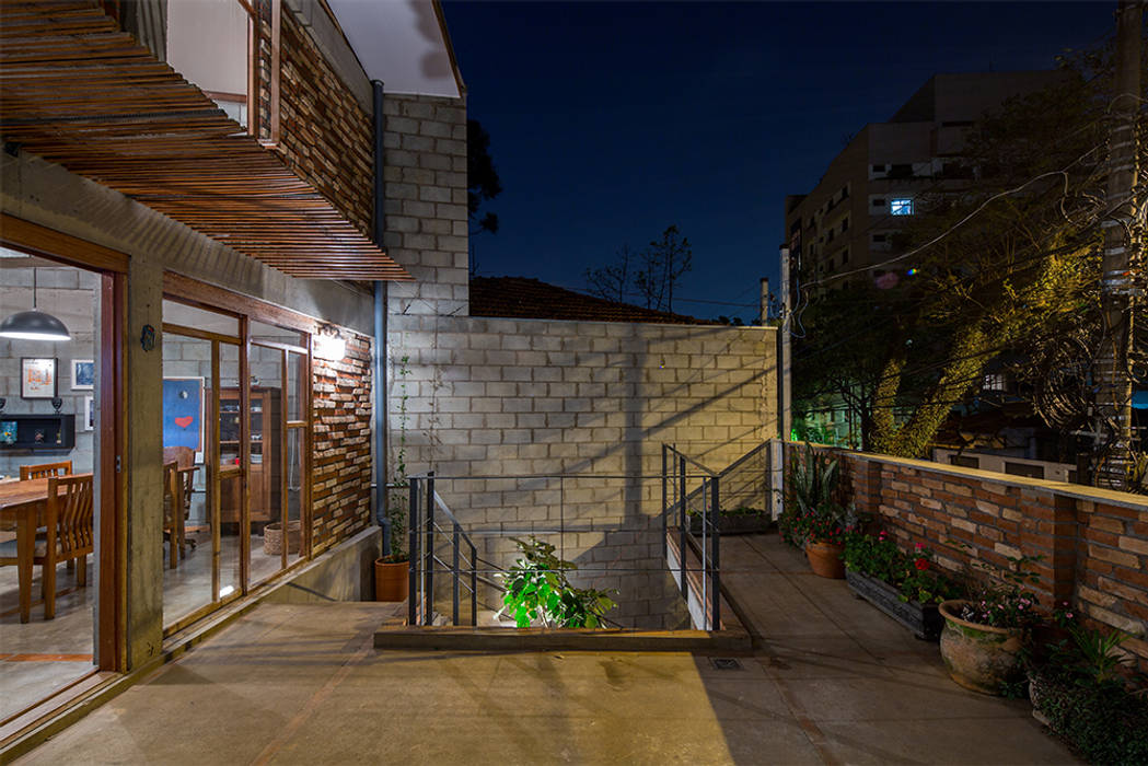 Casa Rua Madalena, Grupo Garoa Arquitetos associados Grupo Garoa Arquitetos associados Balcones y terrazas modernos Concreto