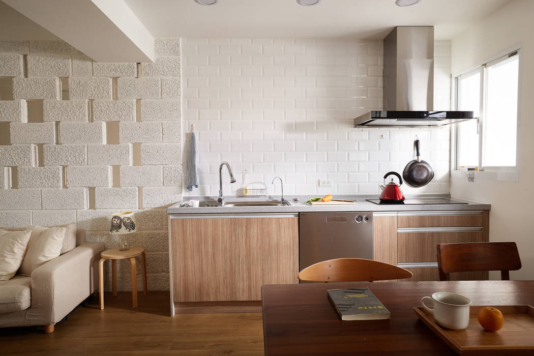 簡潔俐落的廚房滿足一家三口四隻貓的使用需求 弘悅國際室內裝修有限公司 現代廚房設計點子、靈感&圖片 OSB