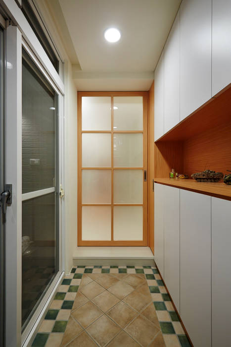 玄關對應著兩個入口，收納是一個部分，另一個部分是白色與木作的搭配 弘悅國際室內裝修有限公司 亞洲風玄關、階梯與走廊 木頭 Wood effect