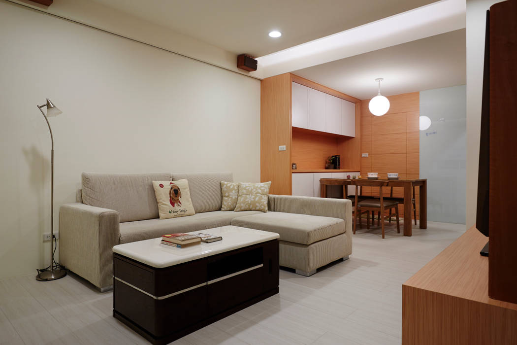 用顏色把客廳與餐廳區隔出來，單層的小坪數也是溫馨舒適 弘悅國際室內裝修有限公司 Asian style living room Wood Wood effect