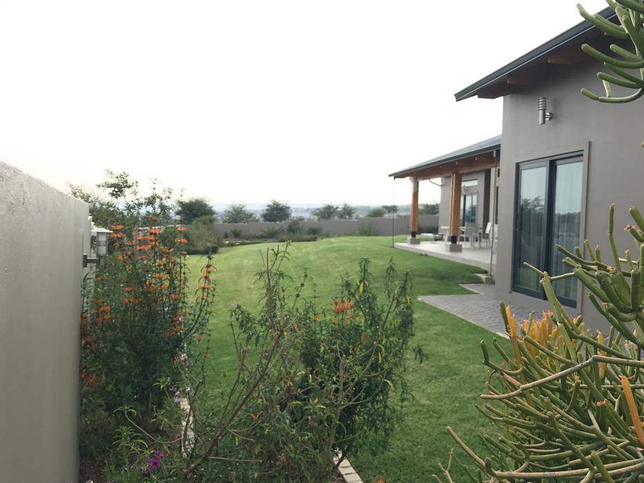 Gentle terraces to enjoy the veiw Acton Gardens Country style garden