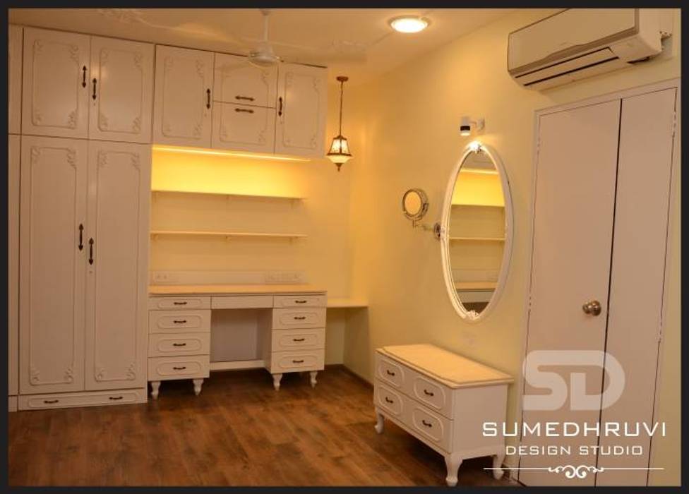 Master Room Wardrobe, Dressing and Study Space SUMEDHRUVI DESIGN STUDIO Classic style bedroom