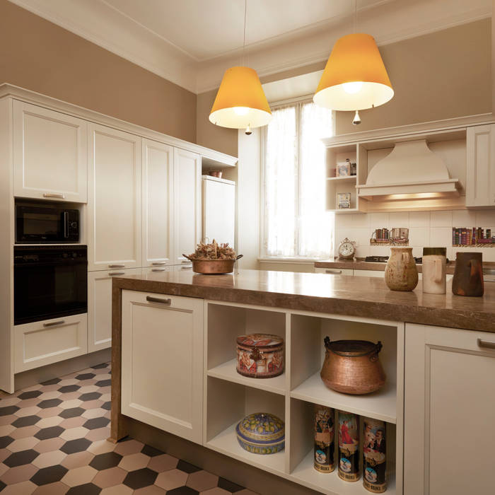 L'armonia tra ieri e oggi homify Cucina in stile classico cucina,penisola,illuminazione cucina,cappa cucina,cucina tradizionale