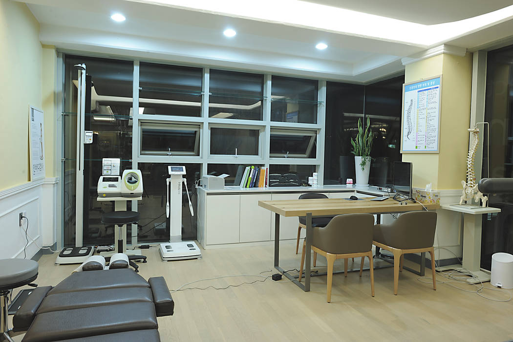 Master GYM 청담점, oldantique design 오직 모양새만 생각하는 사람들 oldantique design 오직 모양새만 생각하는 사람들 Gimnasios domésticos escandinavos Compuestos de madera y plástico