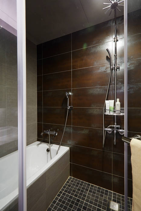 復古金屬專打造鏽化的效果，增添一些盥洗時的質感與情調 homify 浴室 磁磚