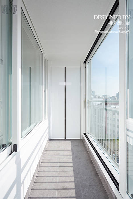 homify Minimalistischer Balkon, Veranda & Terrasse