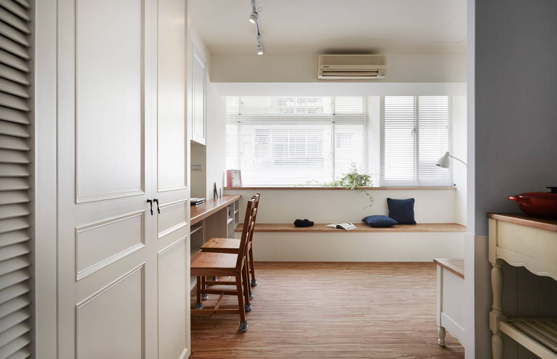 規劃整齊的動線與收納的空間讓小宅不在狹小擁擠 弘悅國際室內裝修有限公司 客廳 木頭 Wood effect