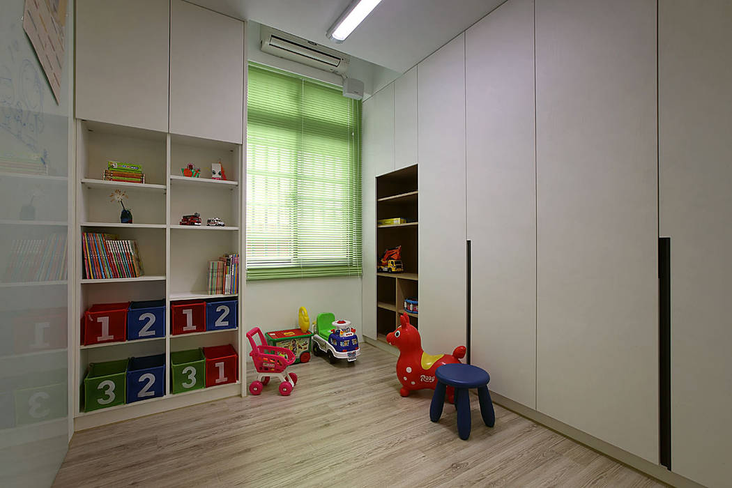 小孩遊戲室 兼 儲藏室~天花板上方加設儲藏空間~讓小房也可以達到最大儲藏空間 品茉空間設計(夏川設計) Mediterranean style nursery/kids room MDF