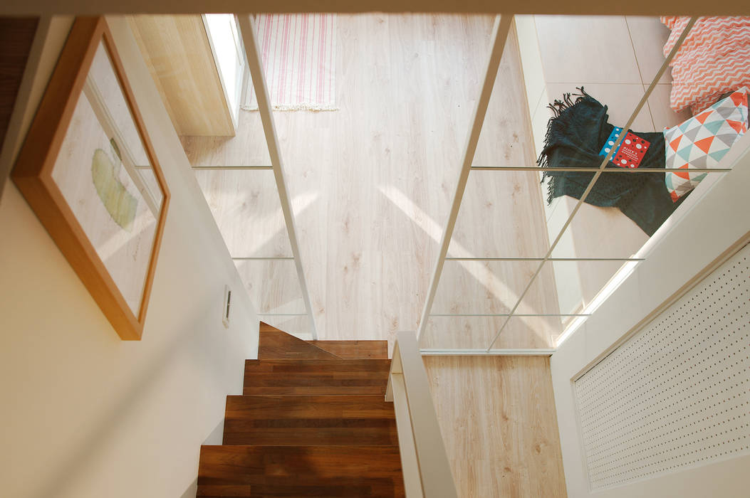閣樓與梯階 一葉藍朵設計家飾所 A Lentil Design Scandinavian corridor, hallway & stairs