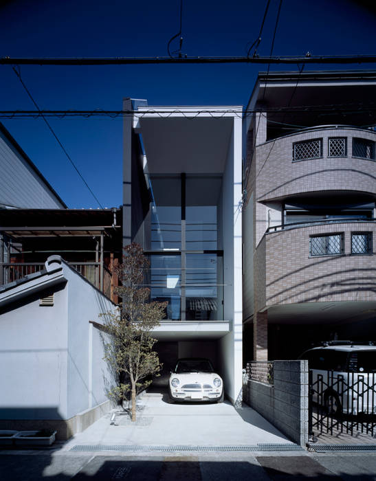 通りの景色を受け入れる家/ House in Showacho, 藤原・室 建築設計事務所 藤原・室 建築設計事務所 Modern Houses